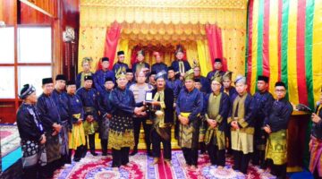 Balutan Adat Melayu, LAMR Meranti Sambut Hangat Kapolres Baru